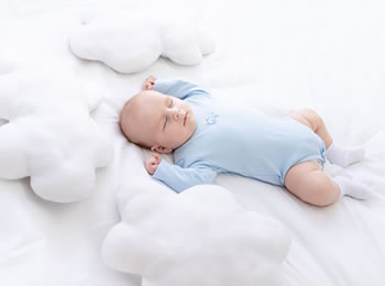 Tư thế ngủ phù hợp cho trẻ sơ sinh? Cách chọn đệm giúp bé ngủ ngon